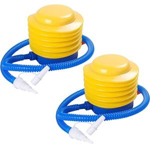 Zwei gelbe Handpumpen für das Aufblasen von Luftmatratzen, Luftballons und anderen Aufblasprodukten, aus robustem Kunststoff mit flexiblen Schläuchen.