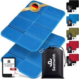 Faltbare Outdoor Sitzmatte im Set für Camping und Wandern, wasserdicht und mit Tragetasche sowie Karabinerhaken zur Befestigung am Rucksack.