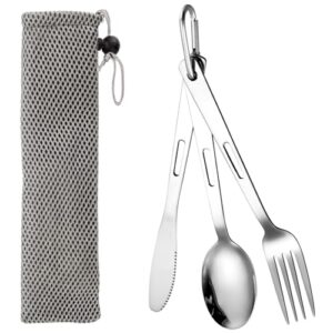 3-teiliges Edelstahl Reisebesteckset bestehend aus Löffel, Gabel und Messer in einem grauen Etui, ideal für Outdoor-Aktivitäten wie Camping, Wandern und Picknicken.