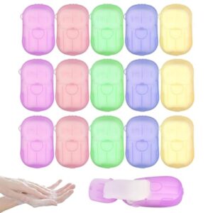 Anordnung von 15 bunten Verpackungen mit Einweg-Seifenblättern, die hygienische Reinigung unterwegs ermöglichen; Hände halten schäumende Flüssigkeit.