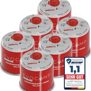 Sechs zylinderförmige Gaskartuschen mit einer Füllmenge von 500g, gekennzeichnet als Butan- und Propan-Gas, für den Einsatz beim Camping und Outdoor-Aktivitäten. Sichtbar ist auch ein Bewertungssiegel mit der Note 1,1 sehr gut.