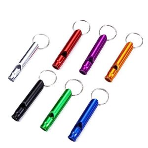 Set von 7 Aluminium Rettungspfeifen in verschiedenen Farben, befestigt an einem Schlüsselring, ideal für Outdoor-Aktivitäten wie Wandern und Camping.