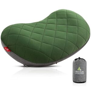 HIKENTURE aufblasbares Kissen in Dunkelgrün mit grau abgesetzter Unterseite, ideal für Camping und Reisen, abnehmbarer Bezug für einfache Reinigung, ergonomisches Design mit gestepptem Karo-Muster für zusätzlichen Komfort.