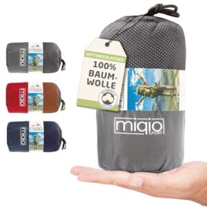 MIQIO 2in1 Baumwoll-Hüttenschlafsack in grauer Farbe, verpackt in einer kompakten, handlichen Tasche. Ideal für Camping und Reisen.