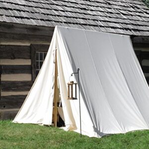 Kleines Zelt in klassischer Form aus strapazierfähiger Baumwolle, auf einer grünen Wiese aufgestellt, ideal für Outdoor-Abenteuer mit rustikaler Atmosphäre und traditionellem Holzgebäude im Hintergrund.