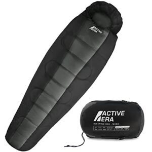 Active Era Mumienschlafsack in Schwarz, ideal für Winter- und Sommerbedingungen, wasserabweisend und windgeschützt, samt kleinem Packmaß für Outdoor-Abenteuer.
