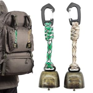 Zwei metallene Anti-Bär-Glocken an einem grauen Rucksack mit robusten Kordeln, ideal für Outdoor-Aktivitäten und Sicherheit beim Wandern.