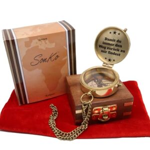 Elegant gestalteter antiker Kompass aus Messing mit gravierter Botschaft auf Holzunterlage, ideal als persönliches Geschenk zur Konfirmation oder Kommunion.