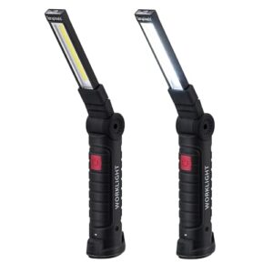 Zwei handliche LED Arbeitsleuchten in mattem Schwarz mit ergonomischem Griff, einem roten Ein-/Ausschaltknopf und flacher, neigbarer Oberseite für vielseitige Beleuchtungsmöglichkeiten in Werkstätten und bei DIY-Projekten.