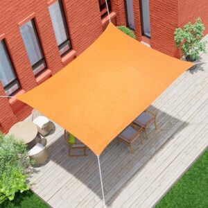 Orangenes Sonnensegel in rechteckiger Form über einer Holzterrasse gespannt, bietet Schatten für Gartenmöbel und Pflanzen, ideal für entspannte Stunden im Freien.