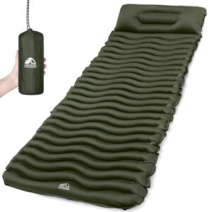 Aufblasbare Camping Isomatte in Olivgrün mit gewellter Oberfläche und Kopfpolster, ideal für Outdoor-Aktivitäten und komfortablen Schlaf