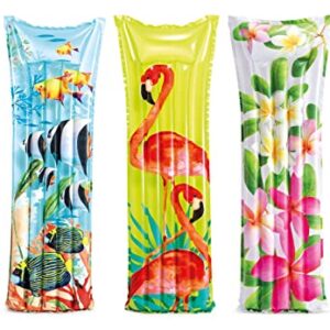 Drei aufblasbare Luftmatratzen mit einzigartigen farbenfrohen Designs: eine mit bunten Fischen, eine mit stilisierten Flamingos in Gelb und eine mit bunten Blumen auf weißem Hintergrund, ideal für entspannende Stunden am Pool oder Strand.