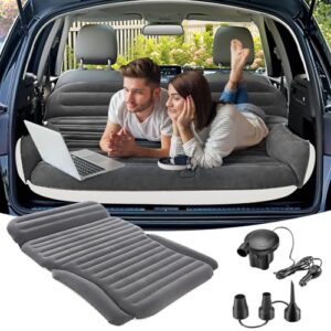 Aufblasbare SUV-Luftmatratze für Auto und Camping, die im Kofferraum eines Autos genutzt wird, während ein Pärchen entspannt mit einem Laptop spielt. Im Vordergrund sind die Matratze, eine elektrische Pumpe und verschiedene Aufsatzadapter sichtbar, umgeben von einer grünen, entspannten Umgebung.