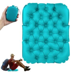 Aufblasbares Camping Sitzkissen in Türkis, ideal für Outdoor-Aktivitäten wie Wandern, Angeln und Camping. Inklusive kompaktem Aufbewahrungsbeutel mit Karabiner zur einfachen Befestigung an Rucksäcken.
