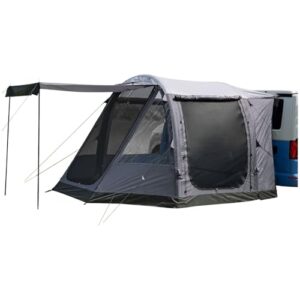 Aufblasbares Vorzelt Skandika Aarhus Air Protect für 4 Personen, angebracht an einem Van, mit großem Wohnraum, panoramatischen Fenstern und einem überdachten Eingangsbereich, ideal für Campingausflüge.
