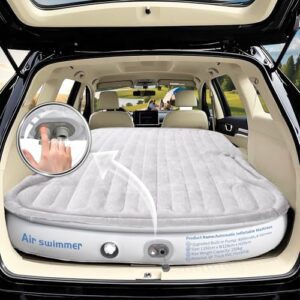 Aufblasbare Luftmatratze für Autos im Kofferraum eines SUVs, ausgestattet mit integrierter E-Pumpe für einfachen Gebrauch. Ideal für Camping und Reisen.