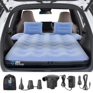 Aufblasbare Auto Matratze im Kofferraum eines Fahrzeugs, hellblau mit wellenförmiger Oberflächenstruktur und zwei passenden Luftkissen, ideal für Reisen, Camping und Outdoor-Aktivitäten.