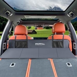 Innenraum eines Fahrzeugs mit Rücksitzen in orange Leder und einer praktischen Rücksitzbrücke zur Unterstützung einer Luftmatratze, ideal für Reisen mit Hunden.
