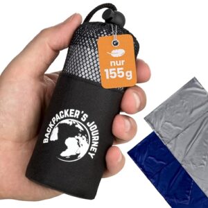 Ultraleichter und platzsparender Hüttenschlafsack für Backpacker, dargestellt in einem kompakten Beutel, ideal für Reisen und Outdoor-Aktivitäten.