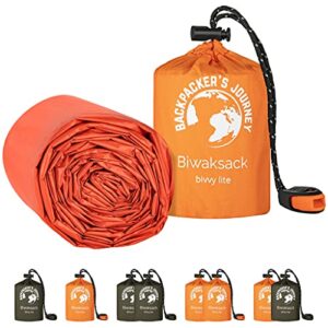Ultraleichter und wasserdichter Biwaksack in leuchtendem Orange, ideal für Camping und Abenteuer, verpackt in einem kompakten Sack mit praktischer Schnur. Im Hintergrund sind weitere Farbausführungen zu sehen.