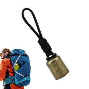 Bärenglocke für Hunde in bronze mit schwarzem Schlüsselband, ideal für Outdoor-Aktivitäten wie Wandern und Klettern, präsentiert in einer natürlichen Umgebung.