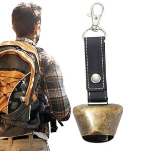 Bärenglocke aus Leder am Rucksack eines Mannes in natürlicher Umgebung, ideal für Outdoor-Aktivitäten und zur Warnung von Wildtieren.