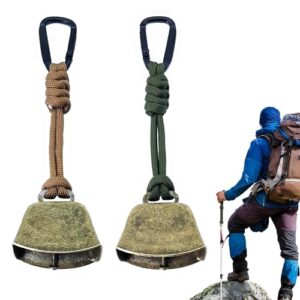 Zwei verschiedene metallische Bärenglocken, die an einer Schnur hängen, ideal für Outdoor-Abenteuer und Rucksack-Anhänger.
