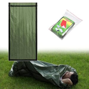 Bavooty Biwaksack in grün, der als Notfallschlafsack bei Outdoor-Aktivitäten verwendet wird. Das Bild zeigt eine Person, die entspannt in einer grünen Notfalldecke eingewickelt auf einer Wiese liegt, umgeben von einer faltbaren Matte und einer Verpackung im transparenten Beutel.