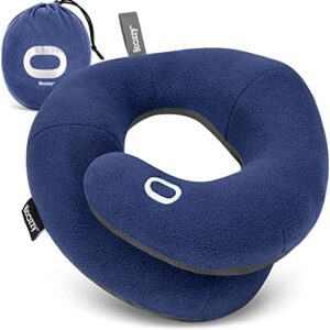 BCOZZY Nackenkissen in Blau, ergonomisches Reisekissen mit doppelter Unterstützung für Kopf, Nacken und Kinn, ideal für lange Reisen, inklusive Tragetasche.