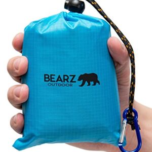 Kompakte und leichte BEARZ Outdoor Decke in Blau, ideal für Reisen, Camping und Picknicks. Wasserdicht und sandfrei, perfekt für Outdoor-Abenteuer.