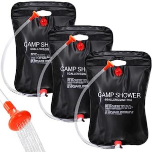 Drei schwarze Camping-Duschbeutel mit Anweisungen zur Verwendung und einer Kapazität von 5 Gallonen, ideal für Outdoor-Aktivitäten wie Camping, Strand und Wandern.
