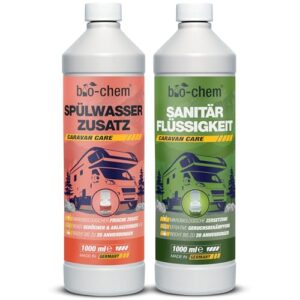 Zwei Flaschen für Campingtoiletten-Zusätze: einer mit mikrobiologischer Sanitärflüssigkeit und einer mit Spülwasserzusatz, beide jeweils 1 Liter, zur effektiven Pflege von mobilen Toiletten.