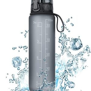 BPA-freie 1-Liter Trinkflasche mit rutschfestem Gummi-Griff, ideal für Sport, Outdoor-Aktivitäten und Schule, um stets optimal hydriert zu bleiben.