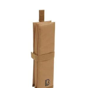 Faltmatte und Sitzkissen in sandfarbener Coyote-Optik, ideal für Outdoor-Aktivitäten und Trekking, gefaltet und sicher verschlossen mit einem Textilband.