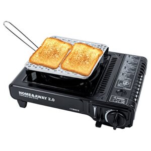 Brigth Spark Camping Toaster aus Edelstahl, faltbar und leicht, ideal für Camping und Outdoor-Aktivitäten, mit perfekt getoastetem Brot auf einem Gaskocher.