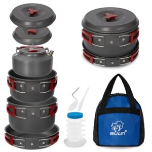 Kompaktes und leichtes Camping Kochgeschirr Set aus Aluminium, ideal für 4 Personen mit integrierten Töpfen, Pfannen und Zubehör in einer blauen Tragetasche.