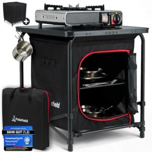 Faltbarer Camping 2in1 Campingschrank und Campingtisch auf einem stabilen Gestell mit Kochausrüstung, geeignet für Outdoor-Abenteuer und Campingküche.