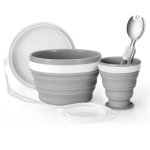 Kompaktes Geschirr Set für Camping mit faltbarer Silikonschüssel, Reisebecher mit Deckel und Edelstahl Salatlöffel, ideal für Outdoor-Aktivitäten.