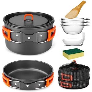 9-teiliges Camping Kochgeschirr Set für Outdoor-Aktivitäten, bestehend aus einem 1L Kochtopf, einer 0.55L Bratpfanne, mehreren Schalen, einem Holzlöffel, und einem Reinigungsschwamm, ideal für das Camping und Kochen in der Natur.