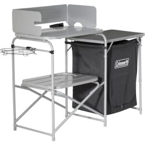 Praktischer Coleman Cooking Stand mit Arbeitsfläche, Ablage und Müllbehälter für das Kochen im Freien, geeignet für Camping und Outdoor-Aktivitäten.