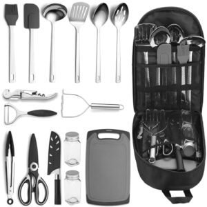 Überblick über das ReaNea Camping Essentials Kochutensilien Set, das verschiedene Küchengeräte und -werkzeuge wie Kochlöffel, Schöpfkellen, Küchenwender und ein Schneidebrett umfasst, ideal für Camping und Outdoor-Küche.