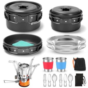 Komplettes Camping-Set mit Töpfen, Pfanne, Bechern und Campingkocher für Outdoor-Aktivitäten.