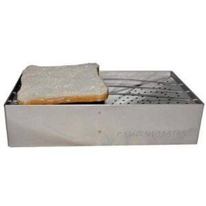 CAMP-A-TOASTER aus glänzendem Edelstahl mit einer Scheibe Brot, ideal für Camping und Outdoor-Aktivitäten. Der Toaster hat ein stabiles Design und sorgt für gleichmäßiges Rösten über offener Flamme.