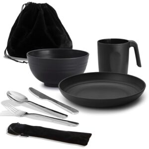 Modernes Camping Utensilien Set mit schwarzem Geschirr und Edelstahl Besteck für Picknick und Outdoor-Aktivitäten.