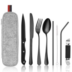 9-teiliges Edelstahl Campingbesteck Set in grauem Filz Etui, inklusive Gabel, Löffel, Steakmesser, Strohhalm, Reinigungsbürste und Flaschenöffner für Outdoor-Aktivitäten.