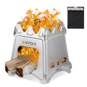 Silberfarbener Campingkocher aus Edelstahl mit quadratischer Form und Luftöffnungen für optimale Luftzirkulation, umgeben von loderndem Feuer und Holzscheiten, ideal für Outdoor-Aktivitäten wie Camping und Grillen.