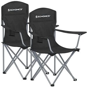 Zwei klappbare Campingstühle in Schwarz mit Armlehnen und Getränkehalter, ideal für Outdoor-Aktivitäten und Camping.