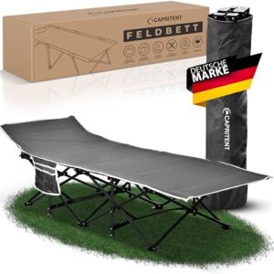 Ultraleichtes, klappbares Feldbett für Camping und Outdoor-Aktivitäten, wetterfest und robust mit praktischer Tragetasche, auf grünem Rasen dargestellt.