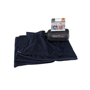 COCOON Travel Blanket in edlem Blau aus 72% Merinowolle und 28% Seide, zusammengefaltet in einer praktischen Tasche, ideal für Reisen und Camping.