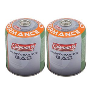 Zwei Coleman 2 x C500 Gaskartuschen mit Propan-Butan-Gemisch, ideal für Camping und Outdoor-Aktivitäten, sicher und leicht zu transportieren.